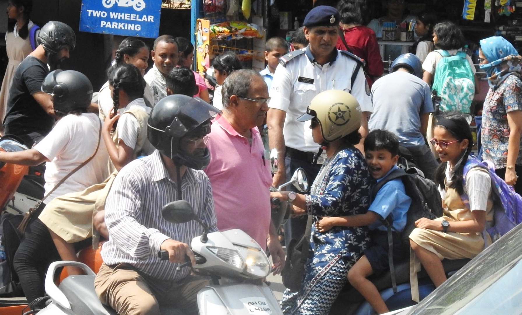 Margao cops face harrowing time in regulating traffic as schools reopen for new academic year