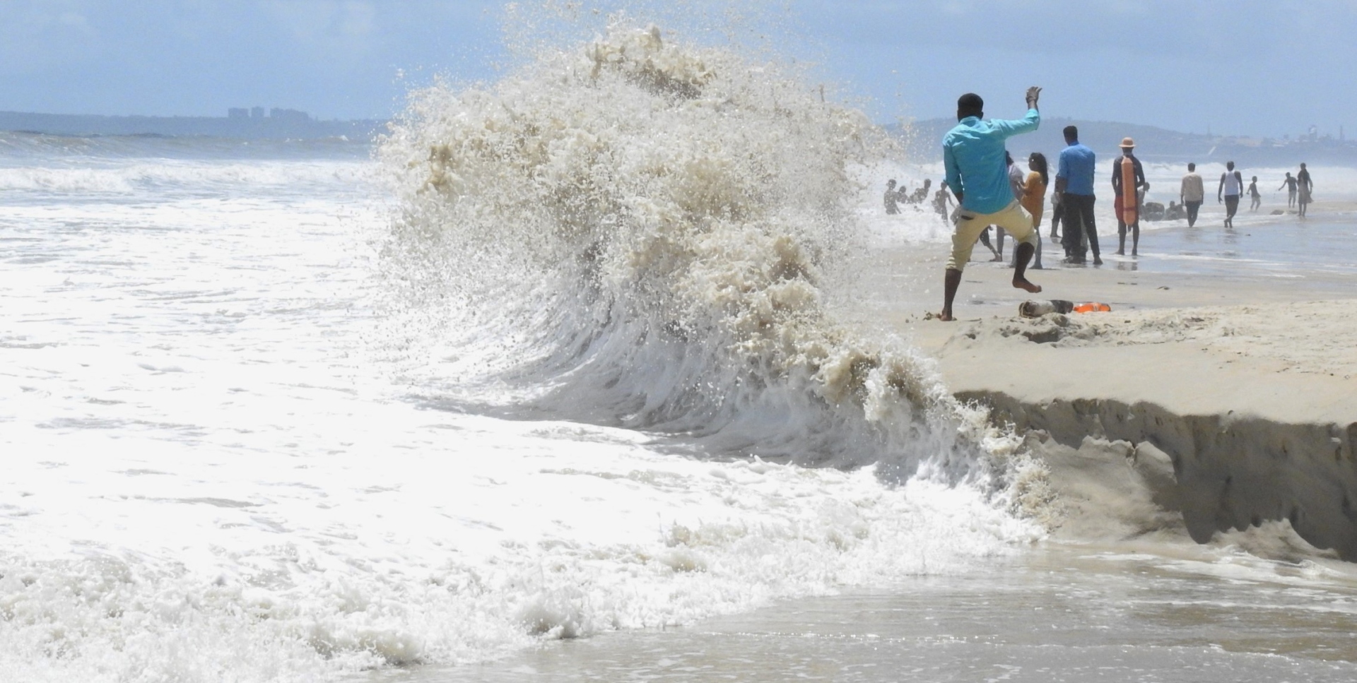 Huge waves batter Colva beach, cause soil erosion